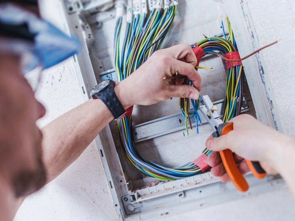 Mantenimiento de instalaciones eléctricas de media y baja tensión