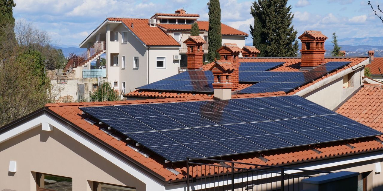 https://gzservicios.com/wp-content/uploads/2026/09/es-rentable-instalar-placas-solares-en-una-casa-1280x640.jpg