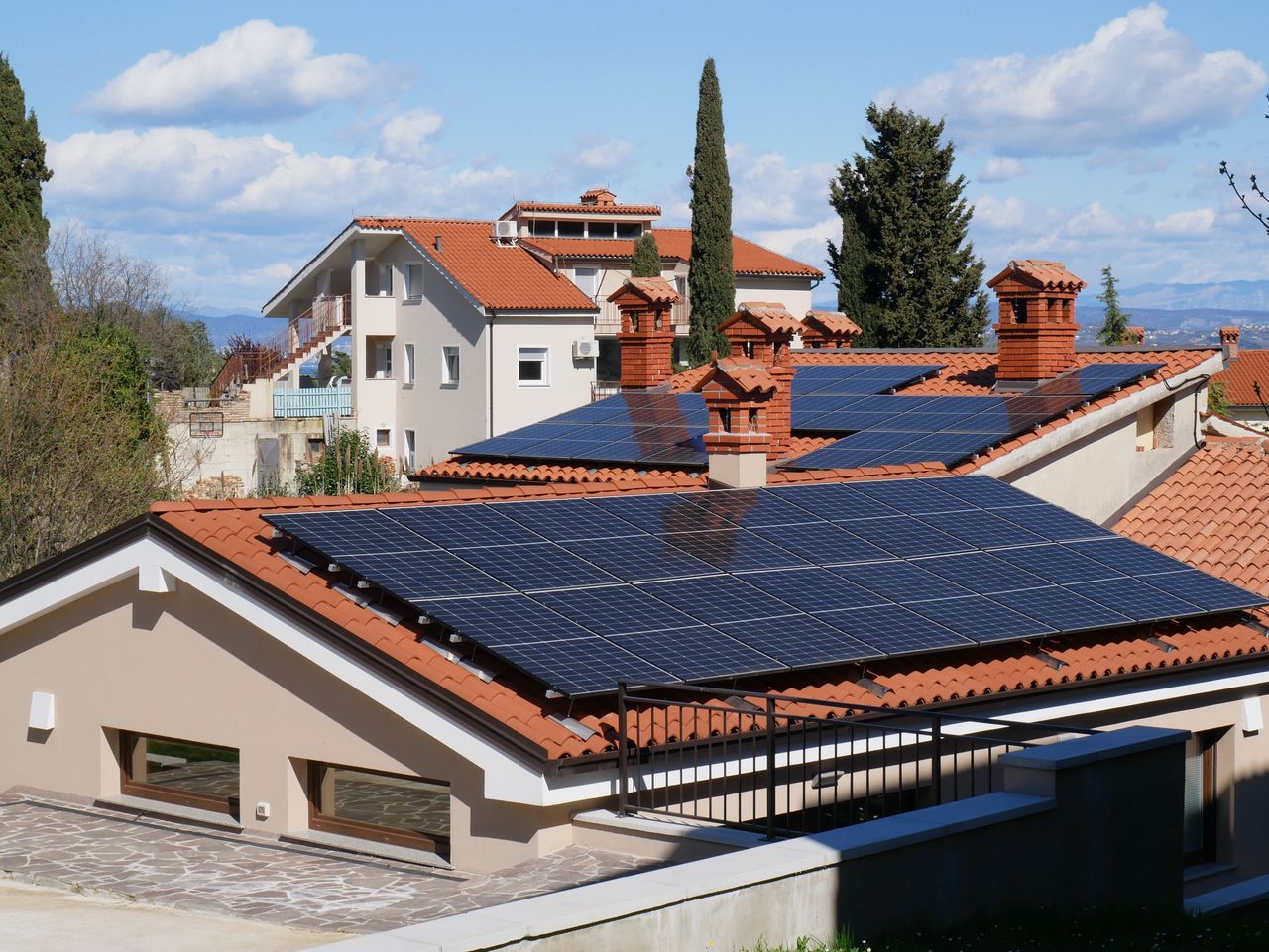 https://gzservicios.com/wp-content/uploads/2026/09/es-rentable-instalar-placas-solares-en-una-casa.jpg